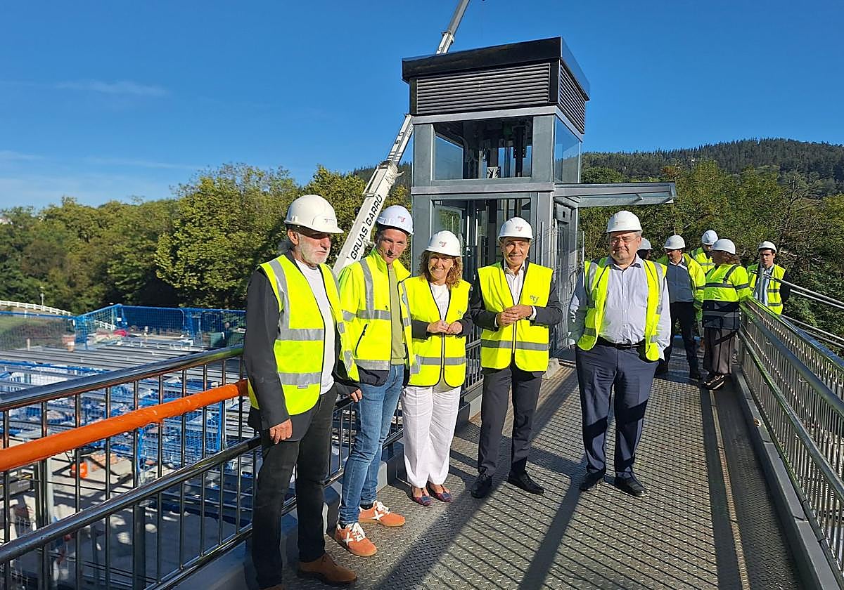 De izquierda a derecha: Daniel Mulone, director de obra de ETS, Aitor Sorriketa, alcalde de Bedia, Susana García, consejera del departamento de Movilidad Sostenible, Miguel Ángel Páez, viceconsejero de Infraestructuras, y Rafa Marcano, director de construcción de ETS.
