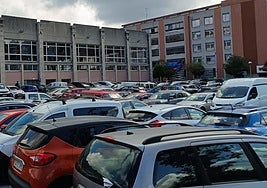 Unos 700 vehículos aparcan en el estacionamiento de Tartanga.