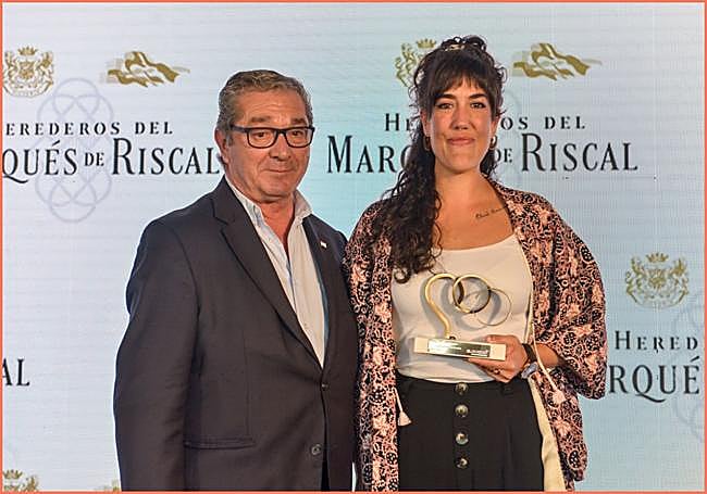 Garazi Garzia, del Garena, y Luis Pesquera, delegado de Ventas País Vasco, Cantabria y Navarra de Bodegas de los Herederos de Marqués de Riscal.