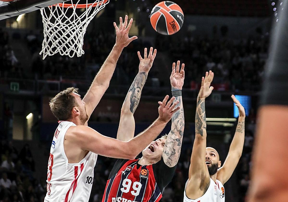 Samanic, inferior a Milutinov en la lucha por un rebote en el que Fournier ayuda por detrás.