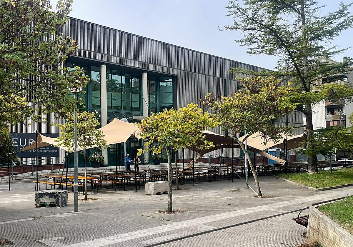 El entorno del Palacio de Congresos Europa se prepara para el congreso.