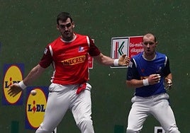 Ezkurdia contra Elordi, en un partido en el frontón del Deportivo de Bilbao.