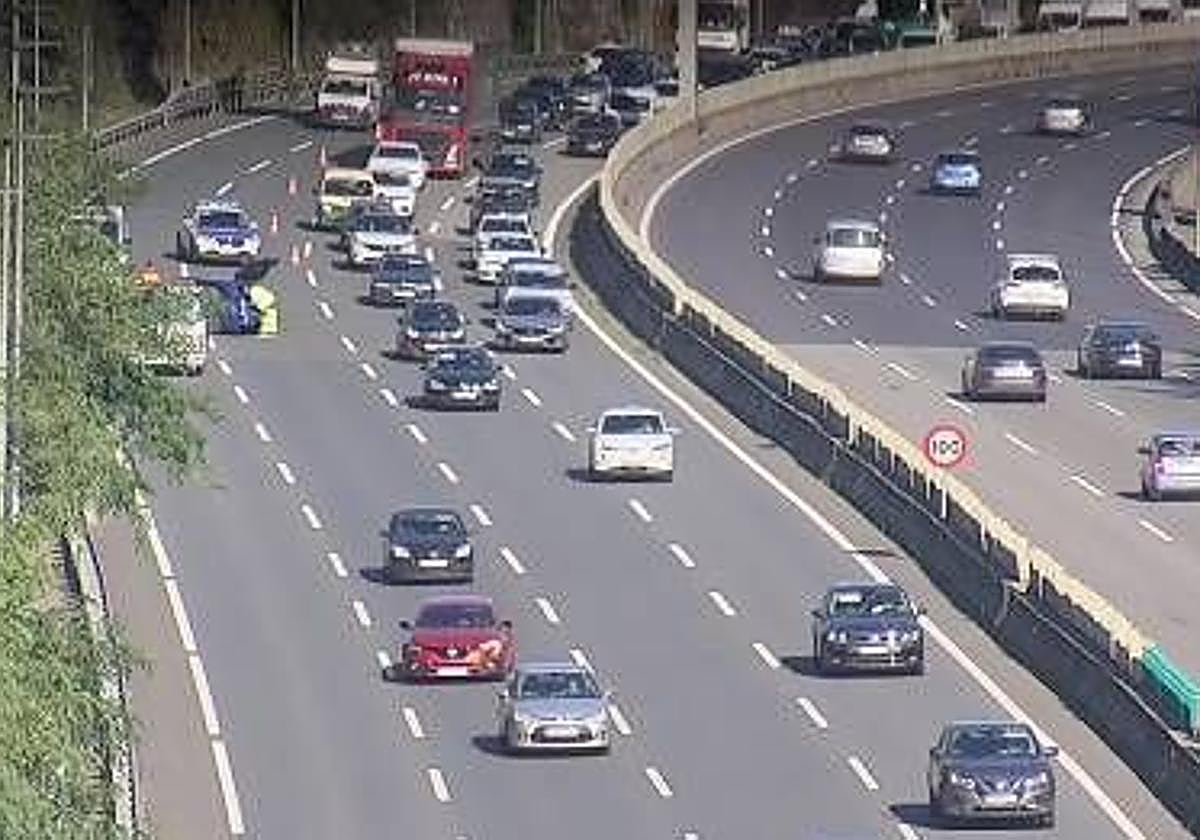 Dos heridos tras una colisión entre un camión y dos coches en Galdakao, sentido Bilbao