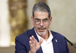 Eneko Goia compareció ayer en San Sebastián acompañado por el que será su sustituto, Jon Insausti.