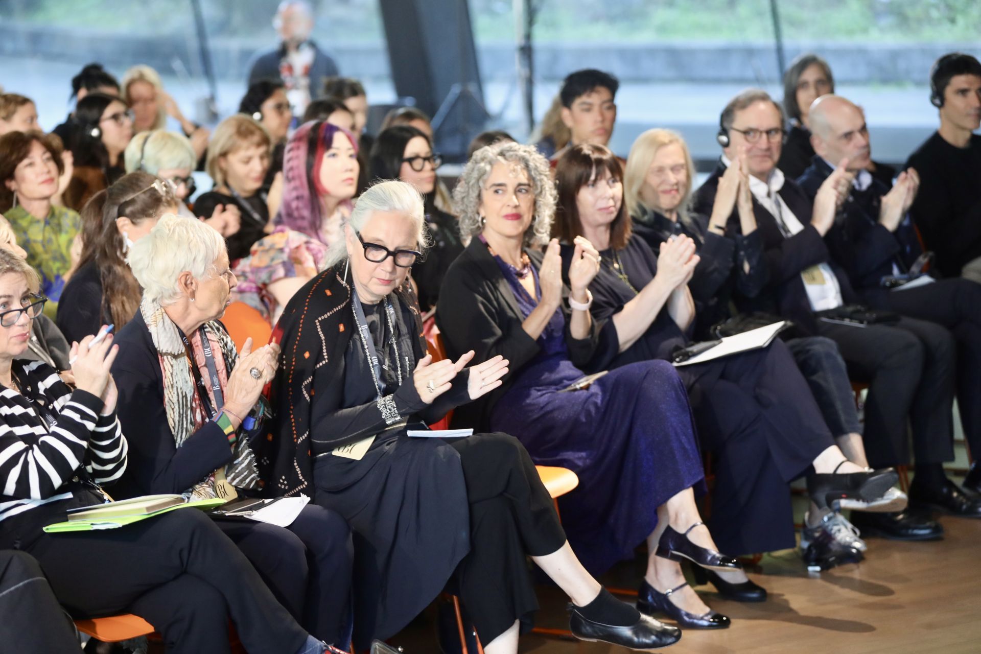 La consejera Ibone Bengoetxea en la apertura del congreso, junto a ponentes e invitados.