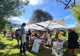 La asociación getxotarra organiza mercadillos para recaudar fondos a favor de la investigación del cáncer infatil.