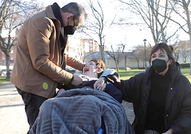 Imagen del pequeño con sus padres tomada en 2021.