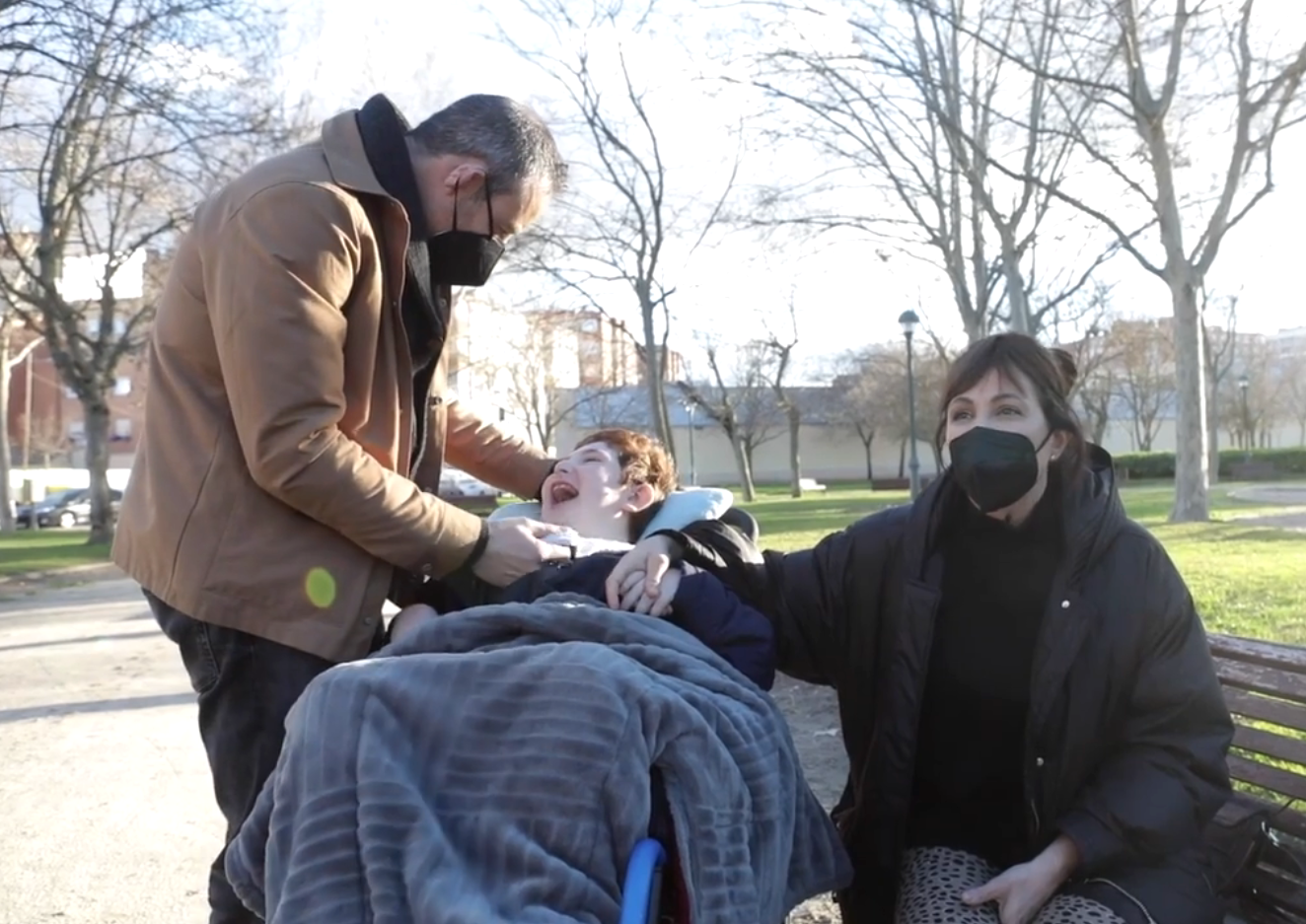 Imagen del pequeño con sus padres tomada en 2021.