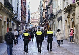 Agentes de la Policía Municipal de Bilbao patrullan a pie por el Casco Viejo.