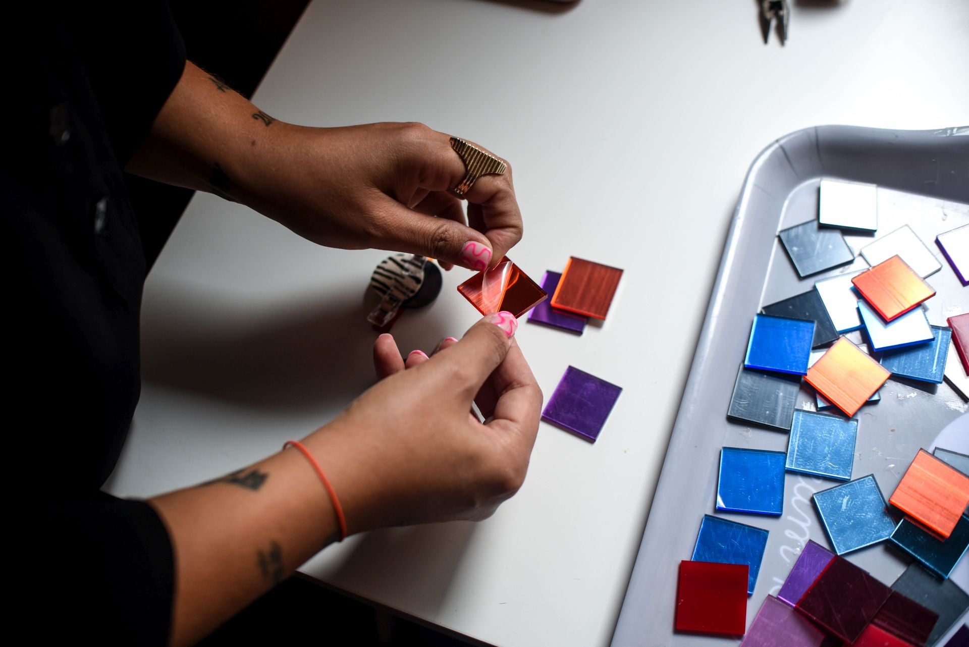 María Zárate, la joven que vende pendientes cañeros hechos por ella y ropa única en un piso de Bilbao