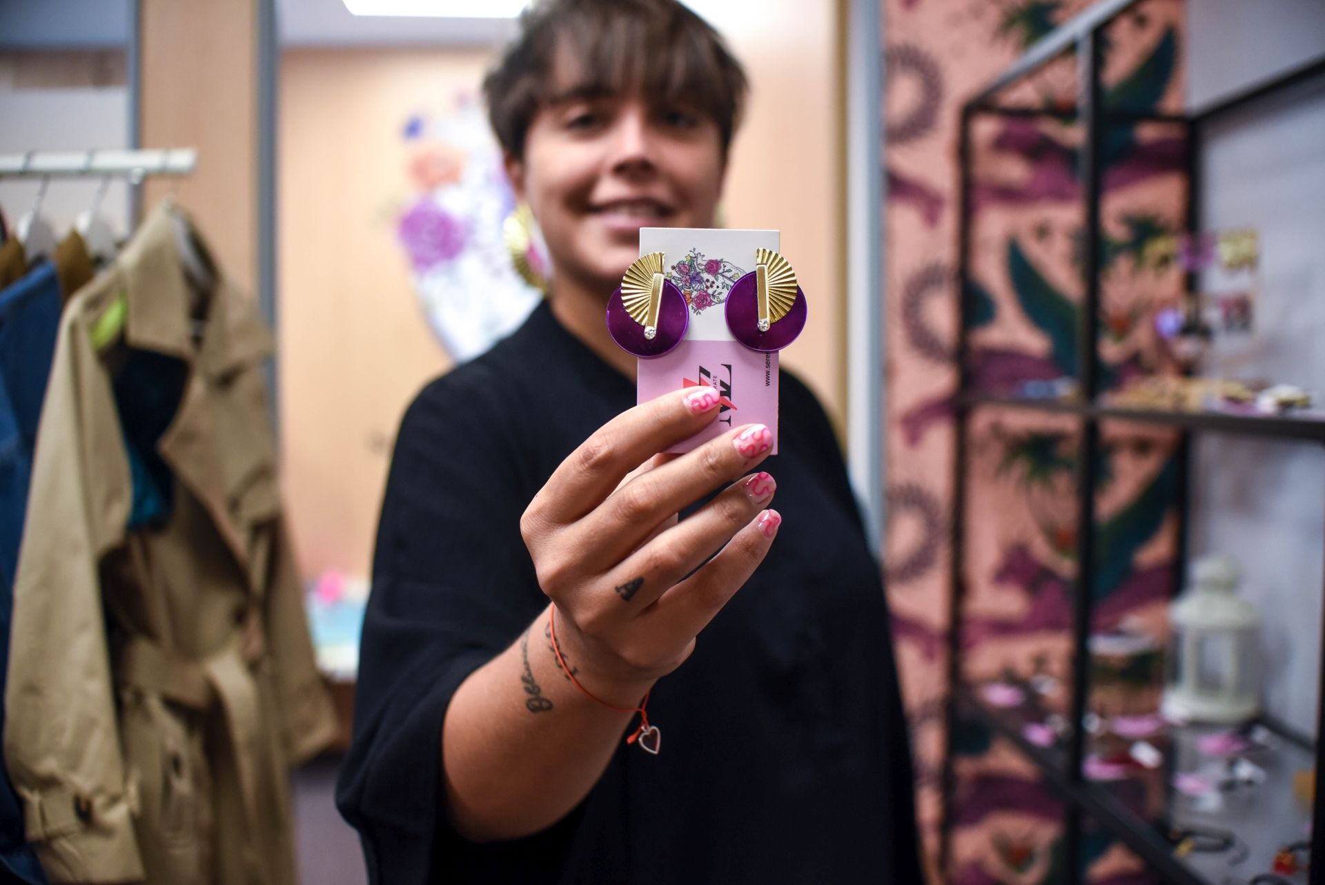 María Zárate, la joven que vende pendientes cañeros hechos por ella y ropa única en un piso de Bilbao