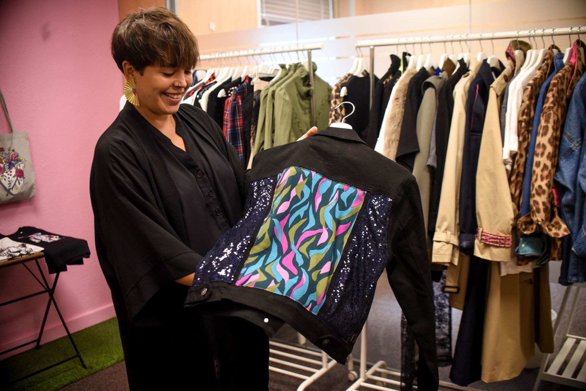 María Zárate, la joven que vende pendientes cañeros hechos por ella y ropa única en un piso de Bilbao