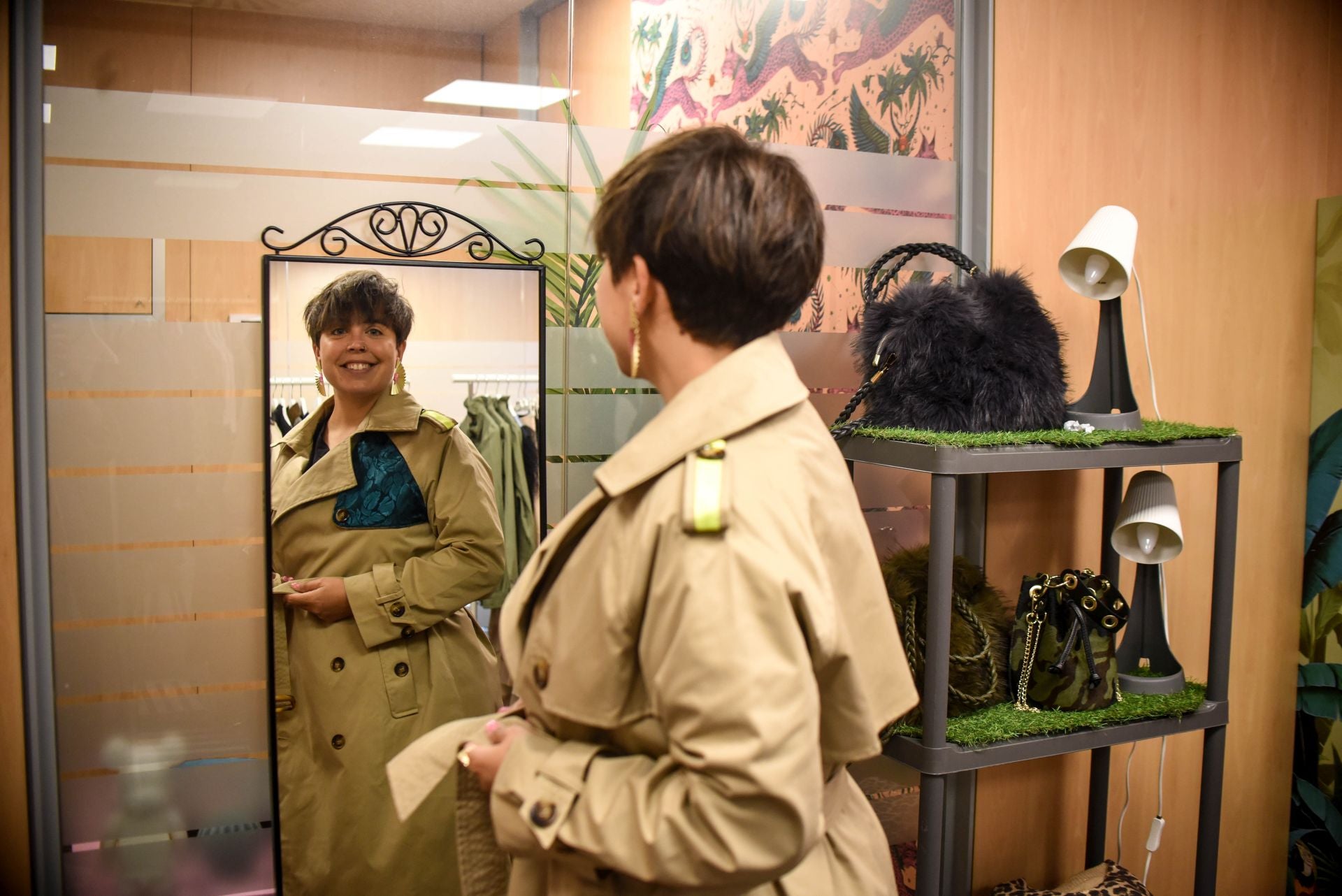 María Zárate, la joven que vende pendientes cañeros hechos por ella y ropa única en un piso de Bilbao