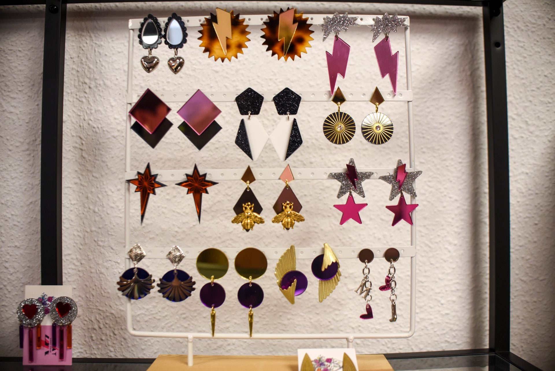 María Zárate, la joven que vende pendientes cañeros hechos por ella y ropa única en un piso de Bilbao