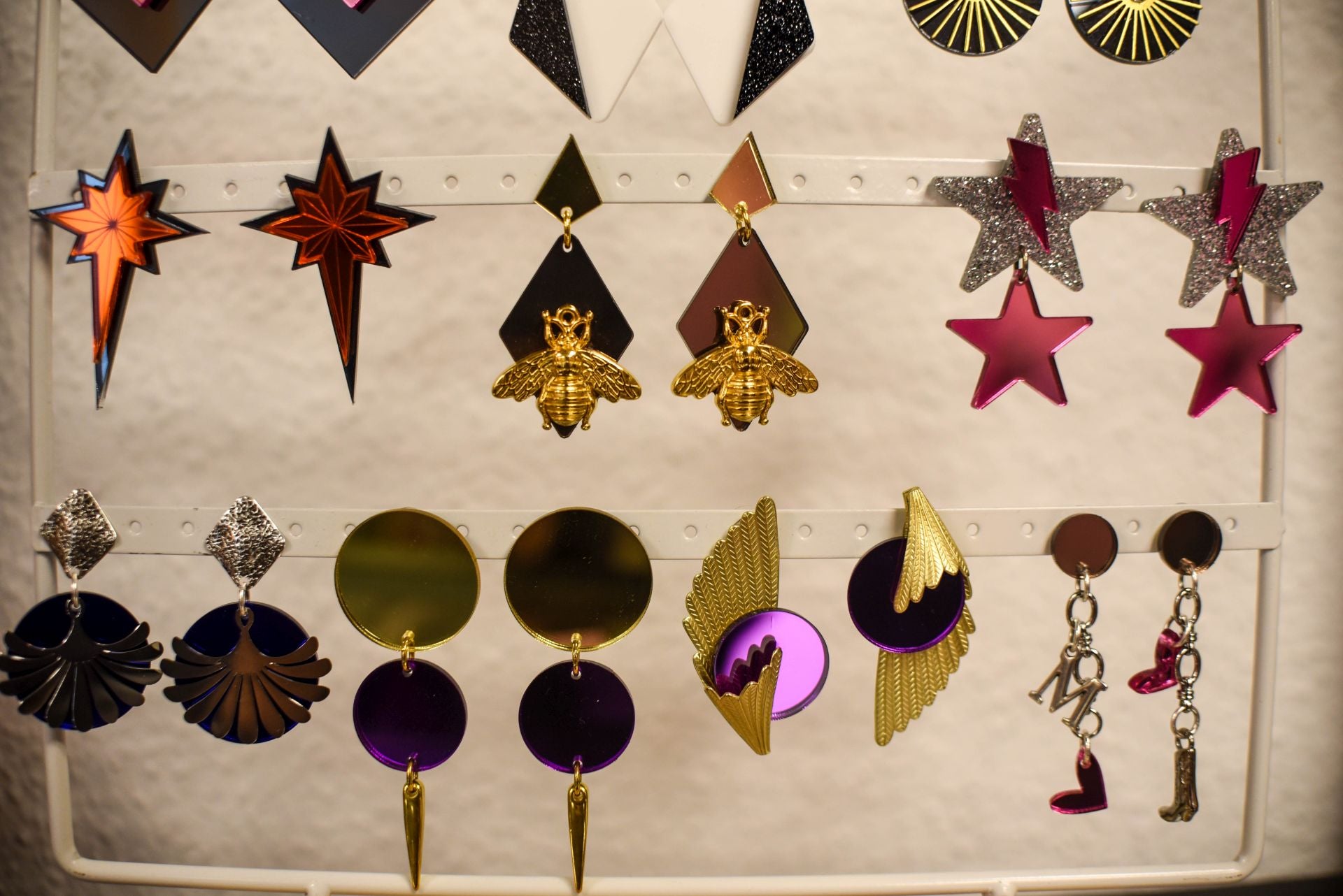 María Zárate, la joven que vende pendientes cañeros hechos por ella y ropa única en un piso de Bilbao