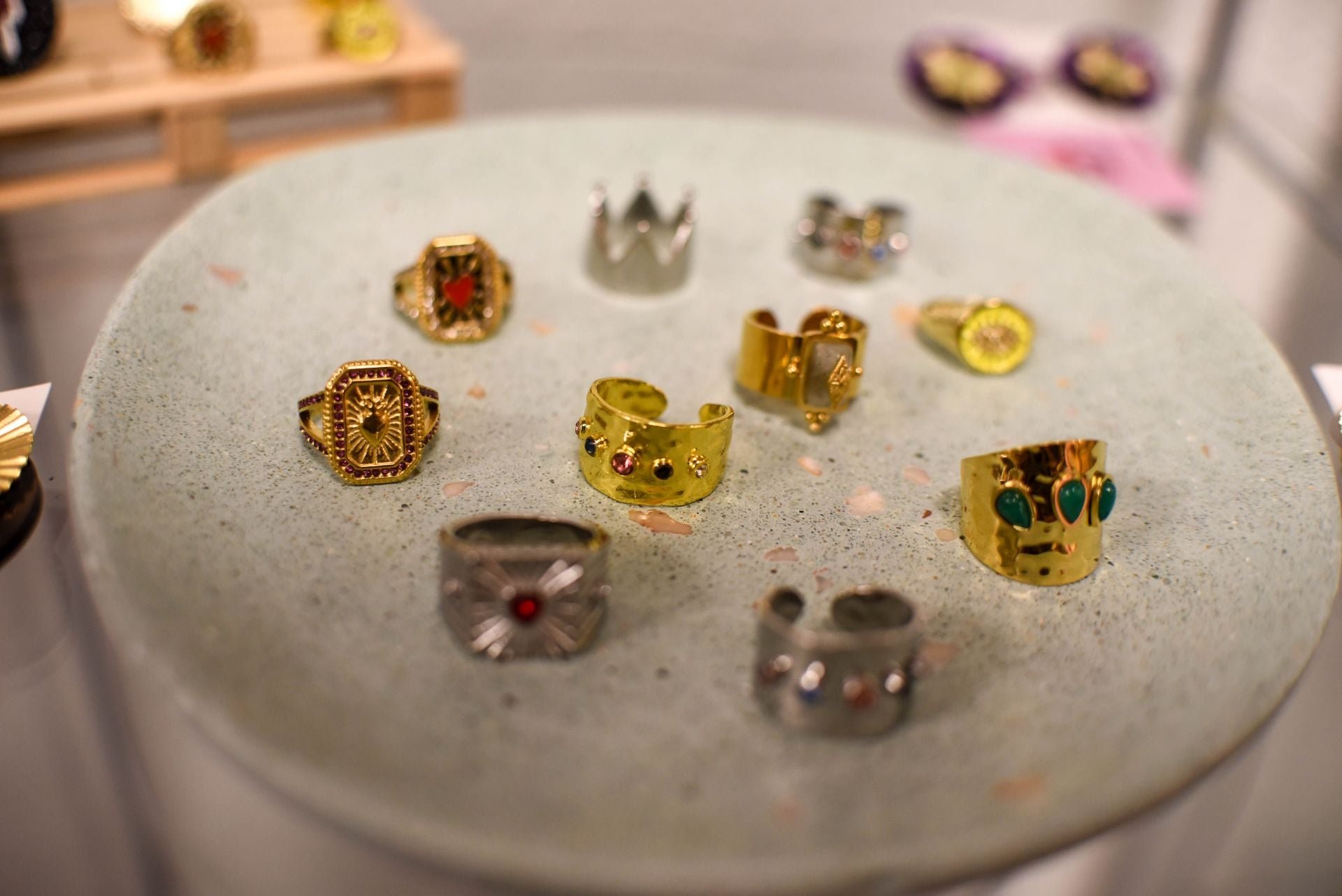 María Zárate, la joven que vende pendientes cañeros hechos por ella y ropa única en un piso de Bilbao