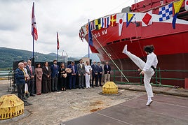 Momento del aurresku de honor durante el acto de bendición del carguero construido en Astilleros de Murueta.