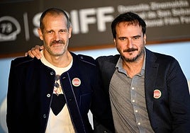 Los directores de 'Maspalomas', José Mari Goenaga y Aitor Arregi, en el Zinemaldia.