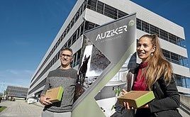 Luis Bartolomé y Ainhoa Isla, en la sede de la 'startup' en la Universidad del País Vasco.