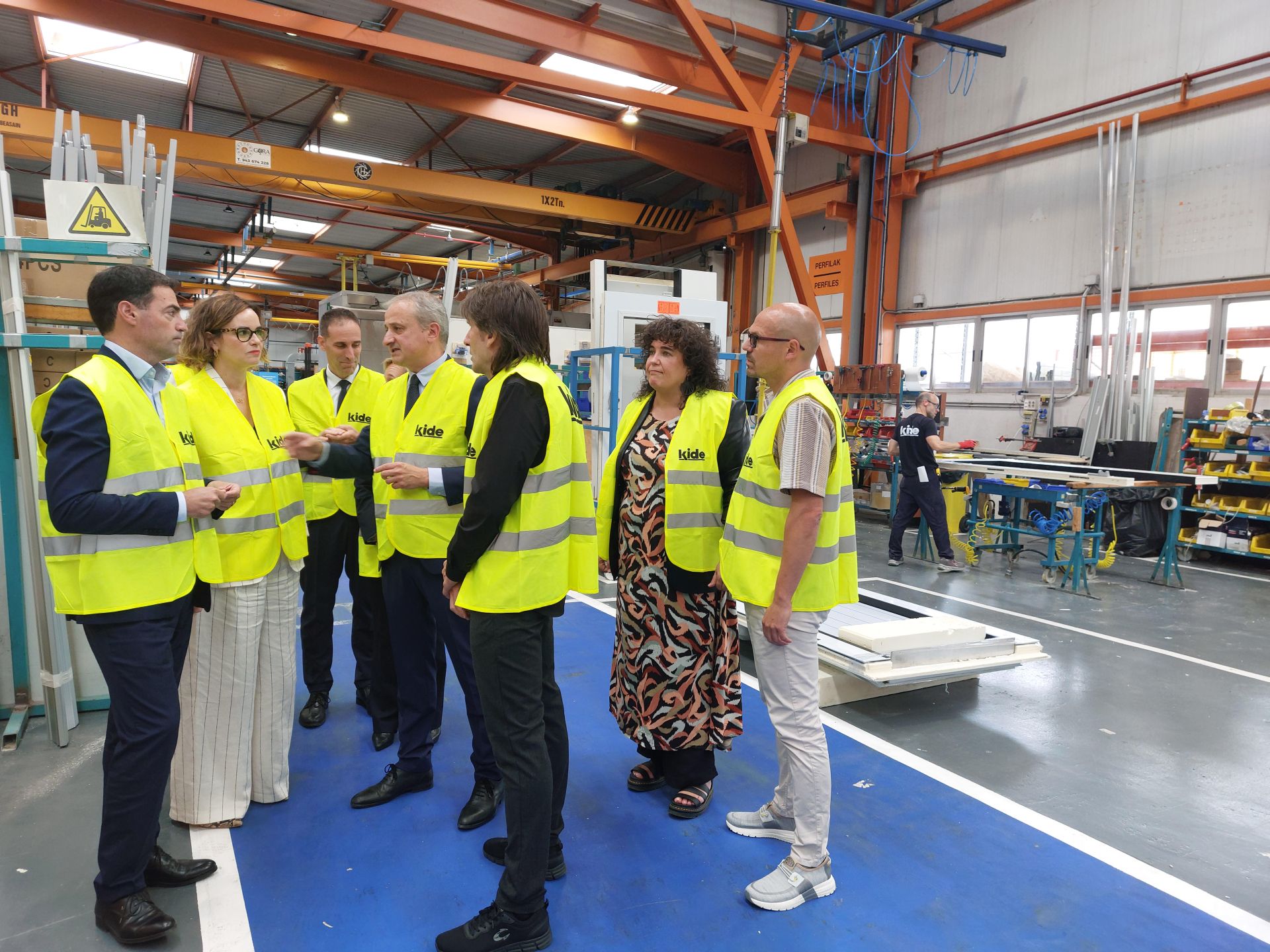 El lehendakari y la diputada general atienden las explicaciones en su visita a Kide.