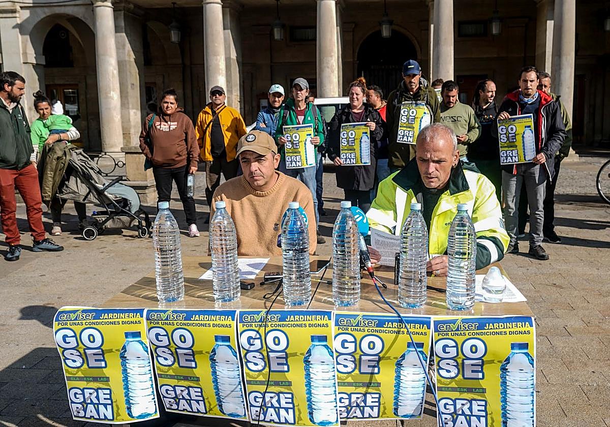 Comparecencia de los jardineros en la Plaza de España.