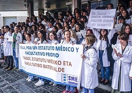 Concentración de médicos este viernes en el HUA Txagorritxu.