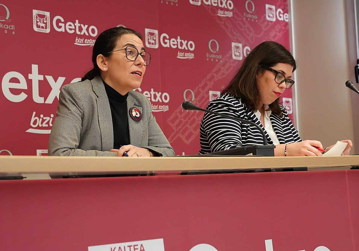 La alcaldesa de Getxo Amaia Agirre (izquierda) junto a la vicealcaldesa Carmen Díaz.