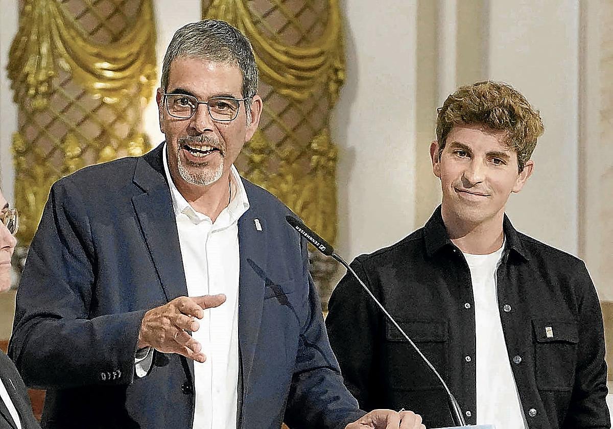 Eneko Goia compareció ayer en San Sebastián acompañado por el que será su sustituto, Jon Insausti.