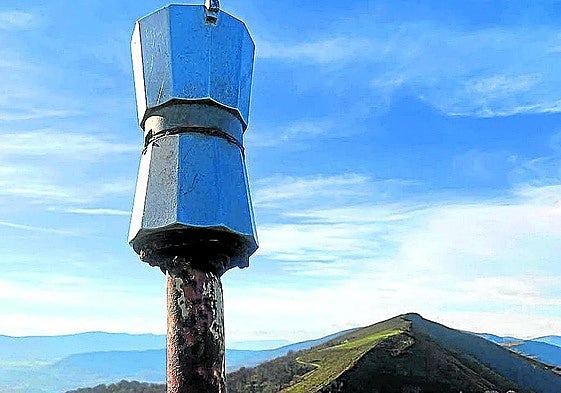 Un buzón con forma de cafetera corona la cima.