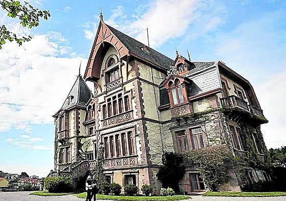 El palacio, construido en el siglo XIX, tiene 16 habitaciones y media docena de cuartos de baño.