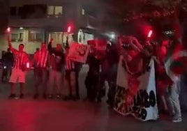 El recibimiento sorpresa en plena calle al canterano Ibon Sánchez por su debut con el Athletic