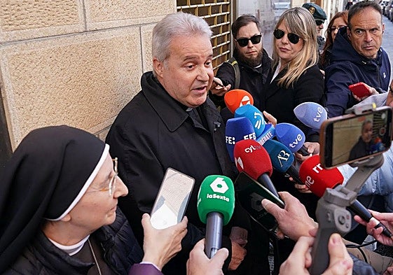 Iceta, el día de su comparecencia ante la juez, junto a sor Carmen, secretaria de la federación de clarisas.