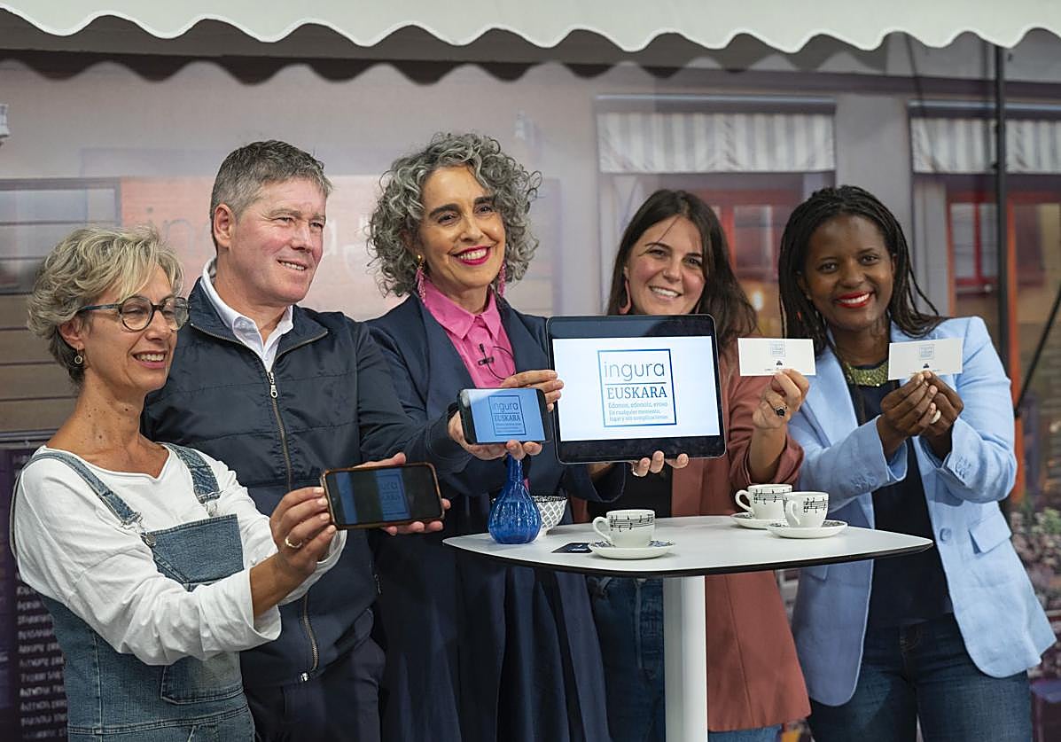 Ibone Bengoetxea eta aurkezpenean parte hartu duten beste eragile eta ikasle batzuk.