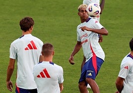 El Barça anuncia que Lamine Yamal tiene pubalgia cinco horas después de la convocatoria de De la Fuente