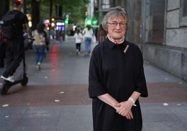 Miller, que impartió este jueves la conferencia inaugural del congreso, posa en la Gran Vía de Bilbao.