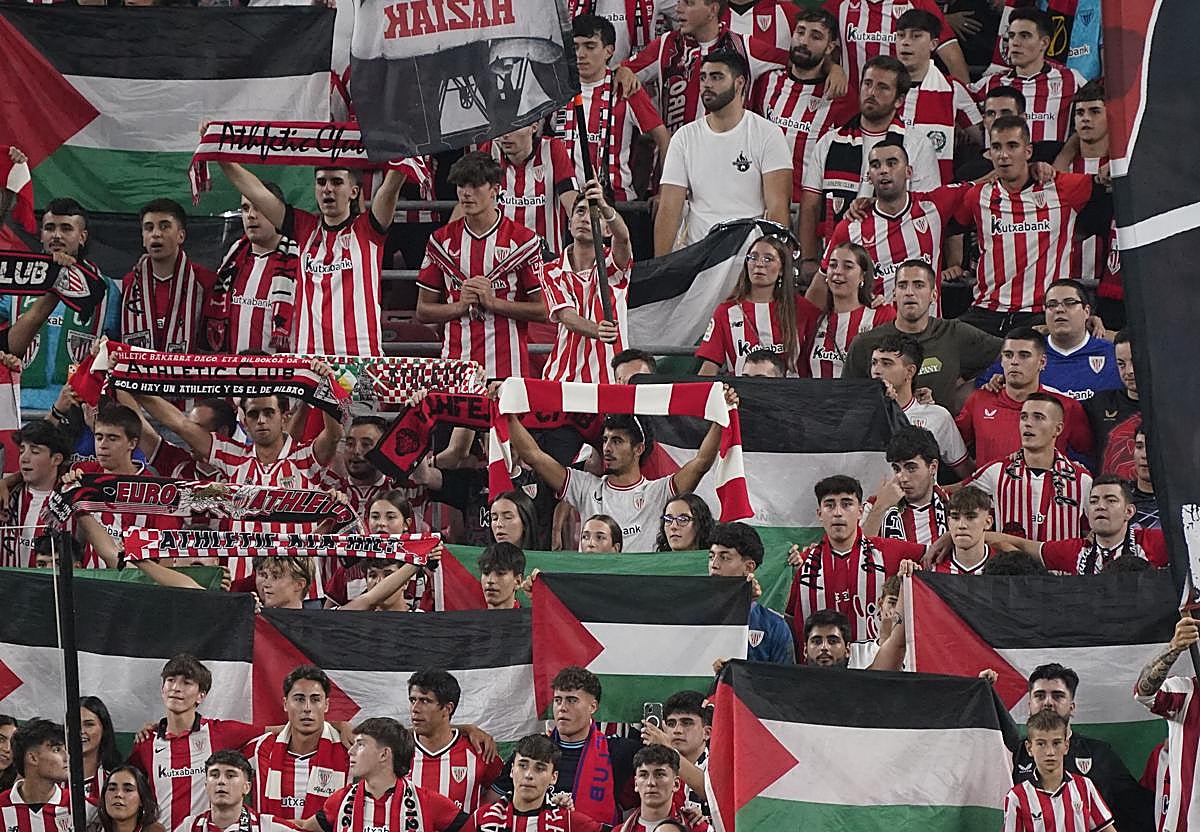 Banderas de apoyo a Palestina en un partido de San Mamés.