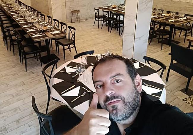 El propietario del Bar Vicky, Luis Bastida, contento tras la recuperación del vecino de Castro Urdiales.