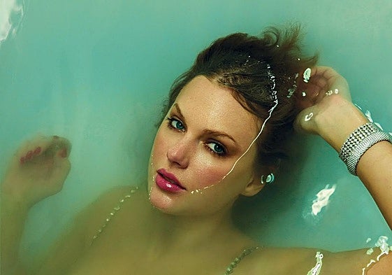 Swift, en la imagen de portada de 'The Life of a Showgirl'.