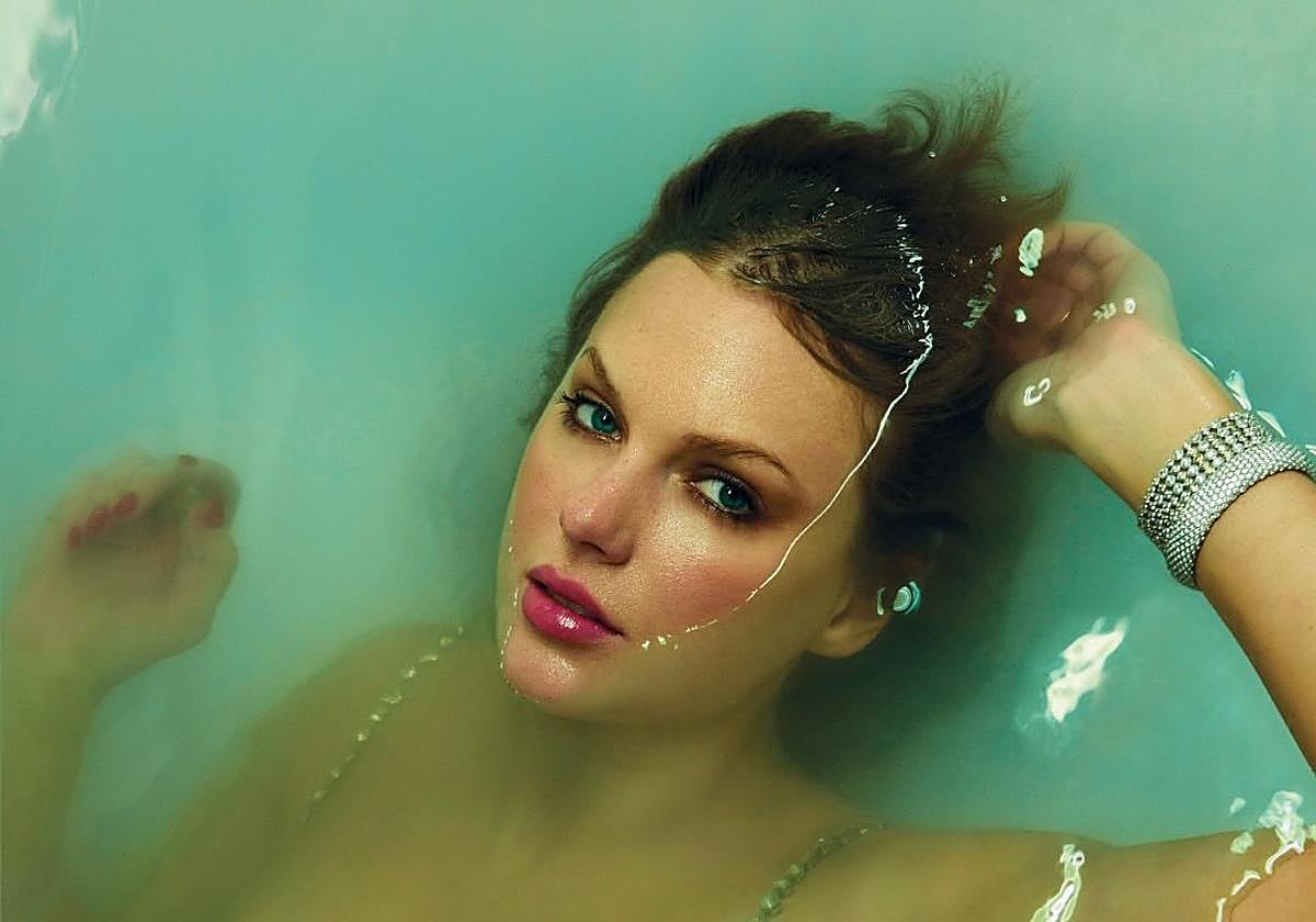 Swift, en la imagen de portada de 'The Life of a Showgirl'.