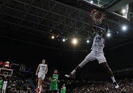 Bagayoko machaca el aro del Kutaisi.