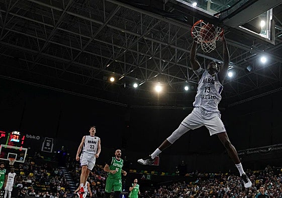 Bagayoko machaca el aro del Kutaisi.