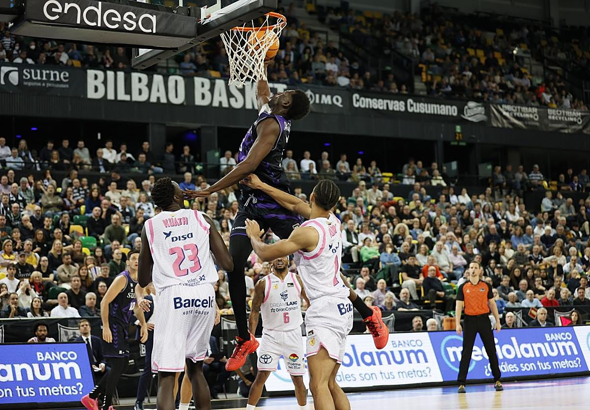 El Surne Bilbao volvió a jugar ante su público 18 días después.