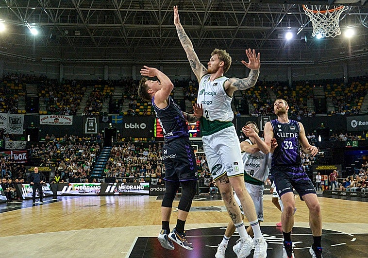 Un equipo que trabaja con la felicidad