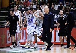 Jaworski tuvo que salir apoyado en sus compañeros.