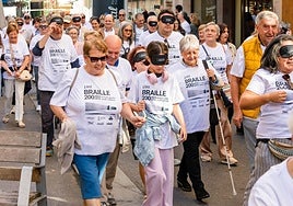 Cientos de personas han participado en la marcha por Vitoria.