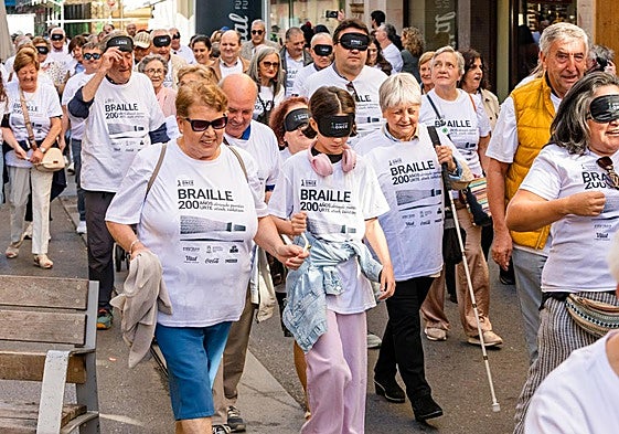 Cientos de personas han participado en la marcha por Vitoria.