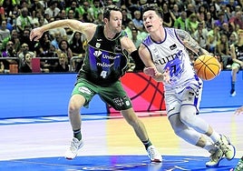 Justin Jaworski, quien tuvo un mal día en Málaga, trata de salvar la defensa del cajista Tyler Kalinoski.