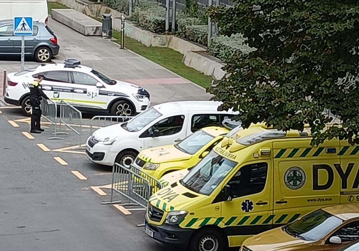 Un agente de la Policía Municipal de Santurtzi coloca una valla cerca de la ambulancia que fue detenida.