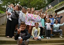 Elgoibar Ikastolako ikasle eta irakasleak, igandeko jai handiaren atarian.