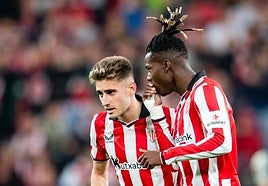 Robert Navarro y Nico Williams conversan durante el partido.